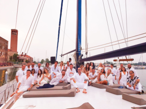 1_graduation-party-by-boat-venice